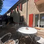 Du Mas - Provencal Avec Jardin Commun 艾格-莫尔特